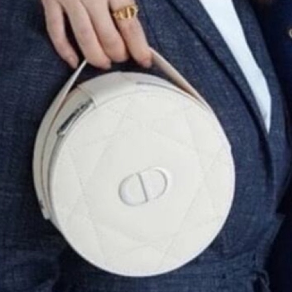 New Dior Beauty Quilted Cream Round Vanity Case W Mirror & Top Handle - Picture 9 of 9